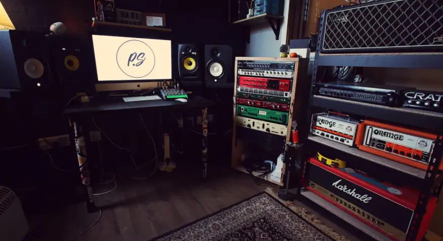 Profesjonalne studio nagraniowe z komputerem, monitorami studyjnymi i rackiem pełnym sprzętu. Idealne miejsce dla wytwórni muzycznych dla początkujących.