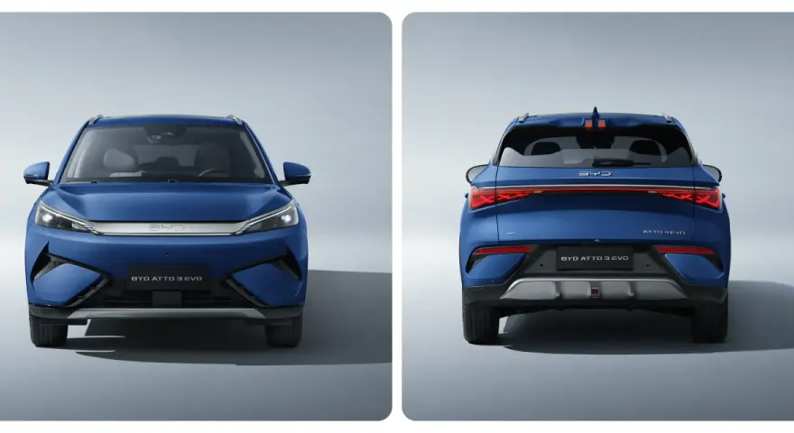 Niebieski SUV BYD ATTO 3 EVO widziany z przodu i z tyłu.