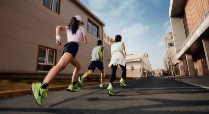 Tre persone corrono un'ora al giorno in città, con scarpe da ginnastica verdi brillanti che spiccano.