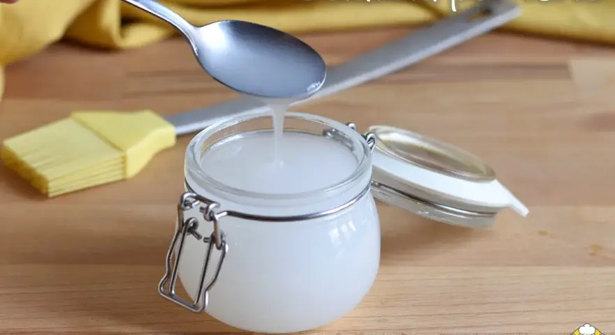 Gelatina per torte fatta in casa, limpida e lucida, pronta per essere spalmata con un pennello.
