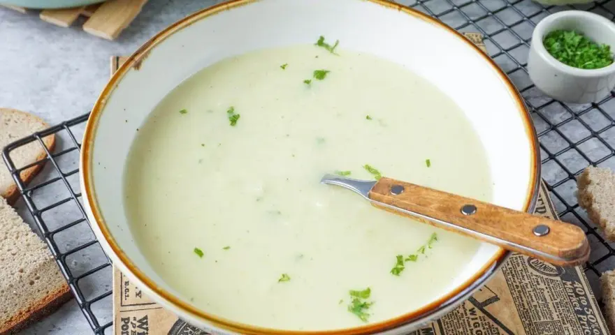 Cremige Kohlrabisuppe, perfekt für ein wärmendes Kohlrabisuppe rezept. Mit frischer Petersilie garniert und Brot serviert.