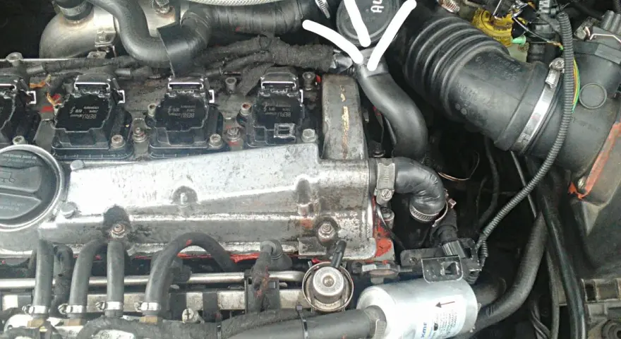 Silnik Audi A3 8L 1.6. Widoczna odma i jej połączenia, które mogą być przyczyną objawów problemów z silnikiem.