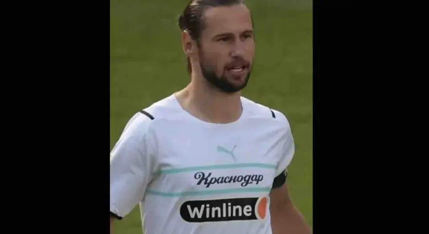 Piłkarz w białej koszulce z napisem "Krasnodar" i logo "Winline". To właśnie tam Krychowiak gra.