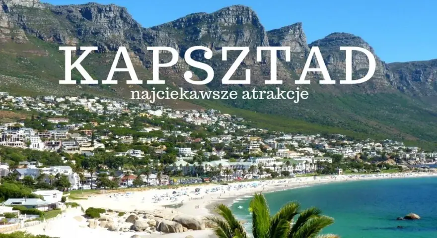 Kapsztad, gdzie jest RPA, z górami i plażą pełną ludzi.