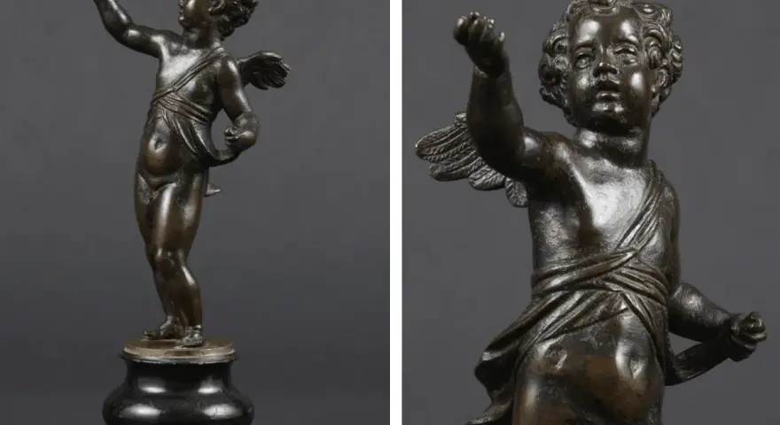 Brązowy putto z uskrzydlonymi plecami, w pozie gestykulacji, na ciemnym tle.