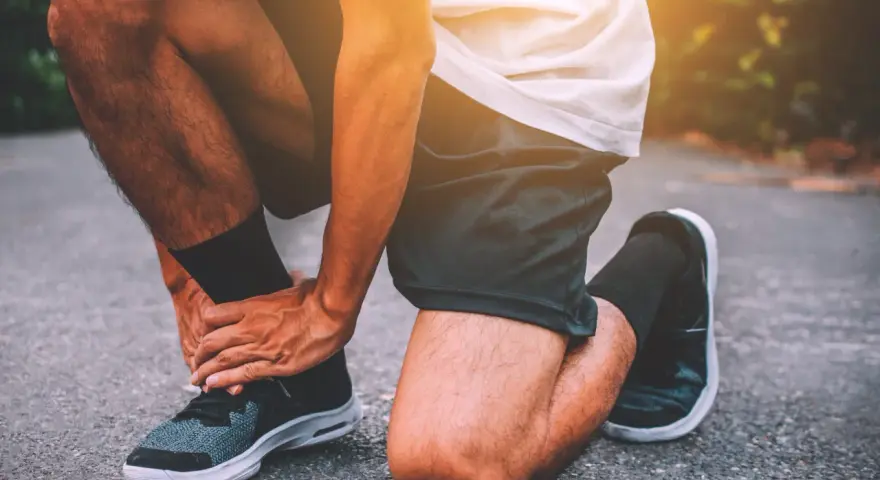 Corredor con dolor en el tobillo, buscando calzado para tendinitis peroneos.