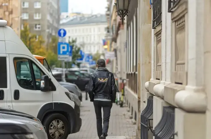Ile wynosi mandat za parkowanie na chodniku? Uniknij wysokich kar