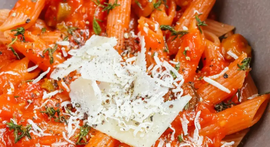 Penne z sosem pomidorowym, oliwkami i parmezanem. Idealny obiad na szybko, gdy brakuje czasu na gotowanie.