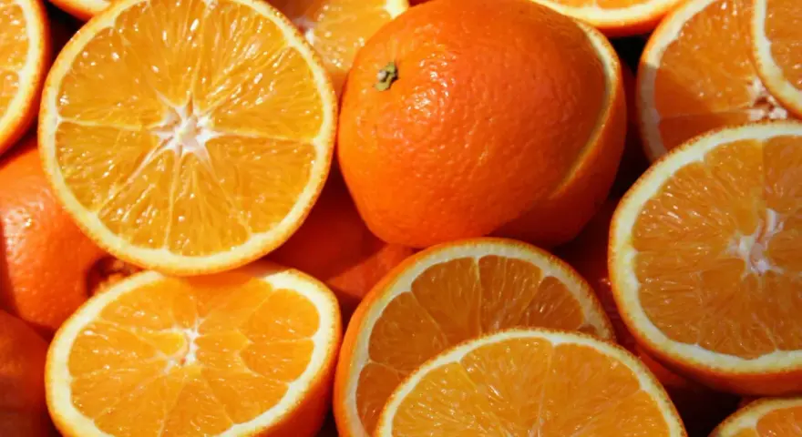 Pomarańcze, idealne do drinków z Cointreau triple sec. Soczyste plastry i całe owoce tworzą apetyczny obraz.