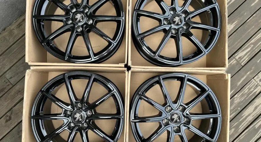 Cztery nowe, czarne felgi aluminiowe z logo Peugeot. Idealne, by odmienić wygląd Twojego Peugeot 3008.
