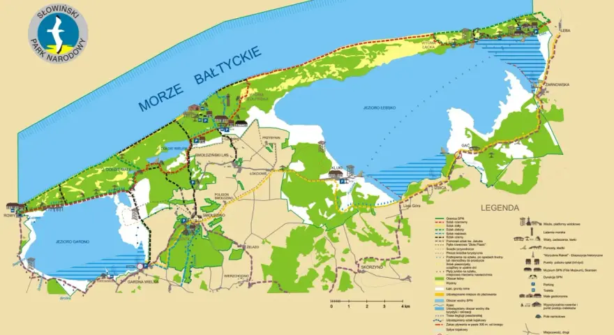 Mapa Słowińskiego Parku Narodowego z zaznaczonymi szlakami pieszymi i rowerowymi, jeziorami, wydmami i miejscowościami. Idealna do planowania wycieczki rowerem po SPN.