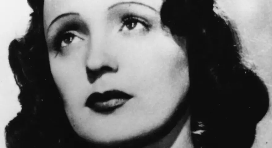 Edith Piaf, ikona francuskich piosenek, z charakterystycznym spojrzeniem i burzą ciemnych włosów.