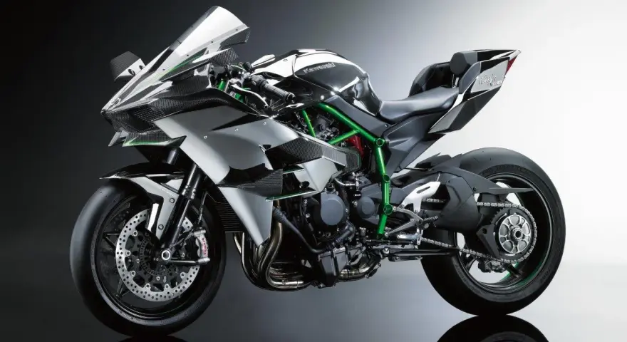 Kawasaki H2R, błyszczący, sportowy motocykl z zieloną ramą i elementami z włókna węglowego, gotowy do wyścigu.