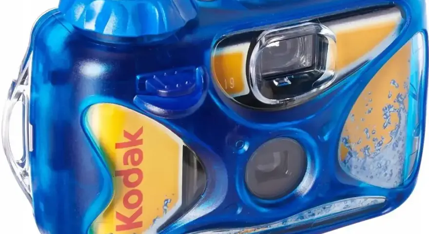 Niebieski aparat jednorazowy Kodak z żółtą wkładką. Idealny do uchwycenia letnich wspomnień.