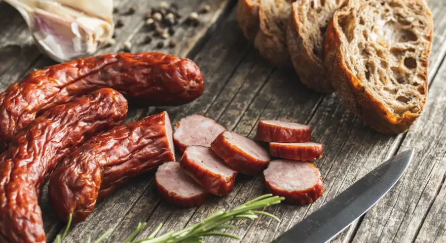 Jak wędzimy kiełbasę - proste sposoby na idealny smak i aromat