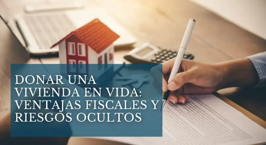 Mesa con maqueta de casa, calculadora y mano firmando un documento. Se puede regalar una casa, explorando ventajas fiscales y riesgos.