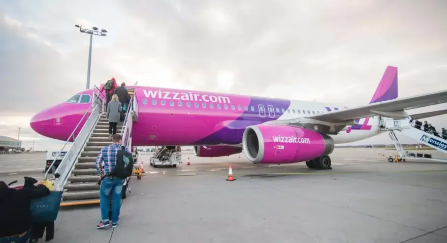Pasażerowie wsiadają do różowego samolotu Wizzair. Czy można odwołać lot?