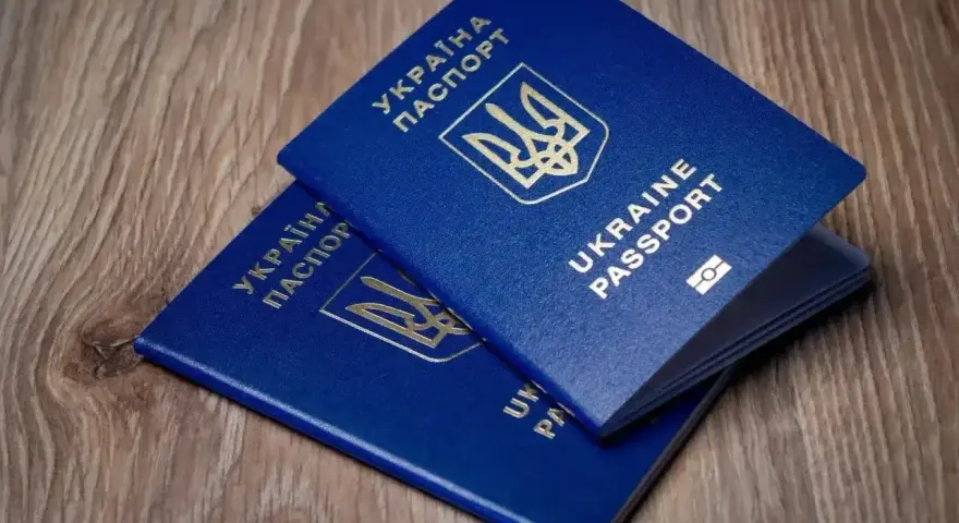 Dwa niebieskie paszporty Ukrainy leżą na drewnianym blacie. Czy wystarczą na podróż do Turcji, czy potrzebny jest dowód osobisty?