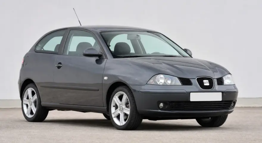 Grauer Seat Ibiza, Baujahr 2005, mit leichten Gebrauchsspuren. Ein typisches Modell, das manchmal Seat Ibiza Probleme aufweist.