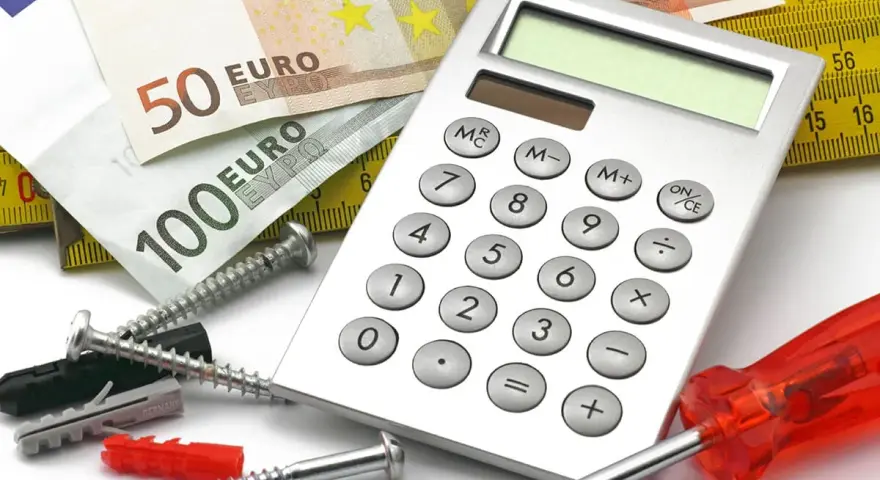 Calculatrice, euros, vis et cheville : tout pour estimer les ressources maprimerenov plafond.