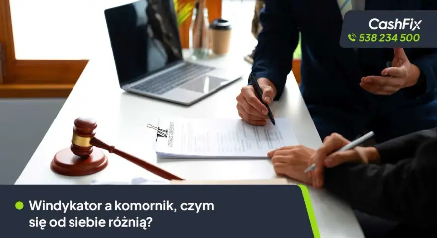 Wierzyciel kto to? Dwie osoby przy biurku podpisują umowę, obok młotek sędziowski i laptop.