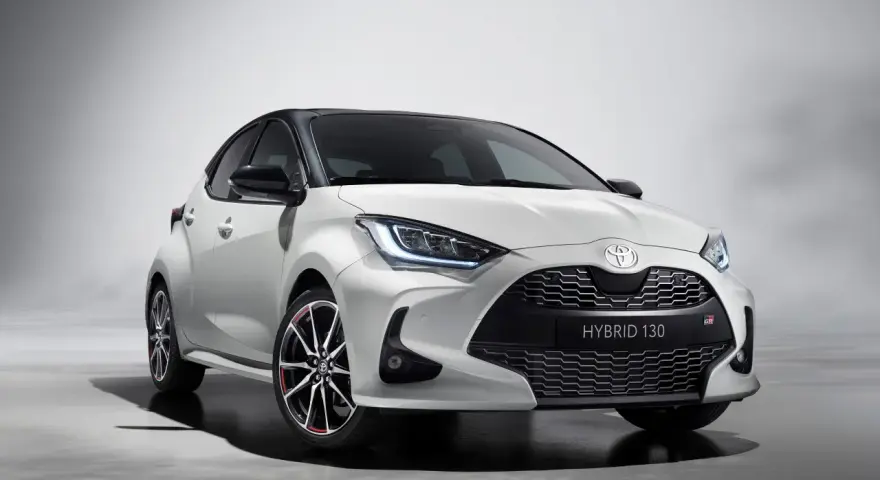 Biała Toyota Yaris Hybrid 130 z czarnym dachem i sportowymi felgami, gotowa na miejskie wyzwania.