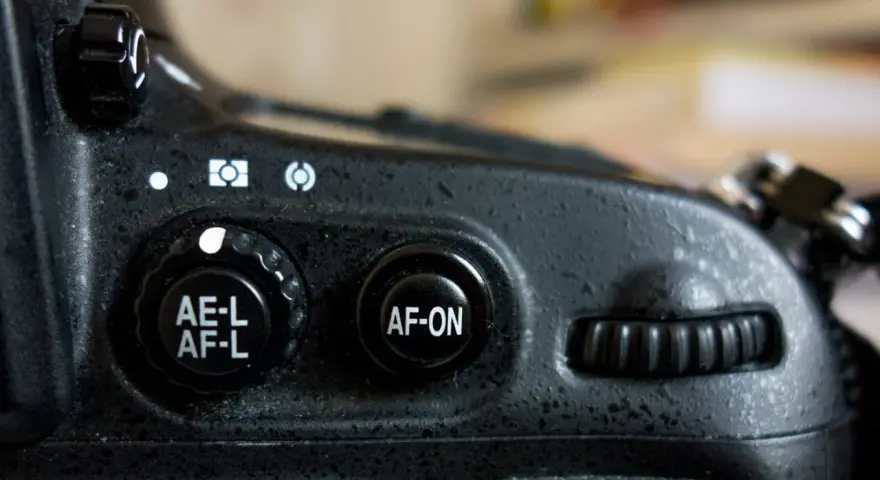 Gros plan sur un appareil photo, montrant le bouton "AF-ON" pour le **back button focus**.