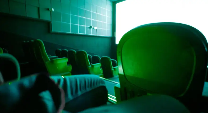 Puste zielone fotele kinowe, idealne jastrzębia góra atrakcje na niepogodę. Czekamy na film.