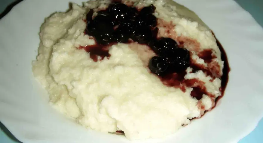 Puszysta kasza manna z wiśniami. Czy kasza manna ma gluten? Tak, tradycyjna kasza manna zawiera gluten.
