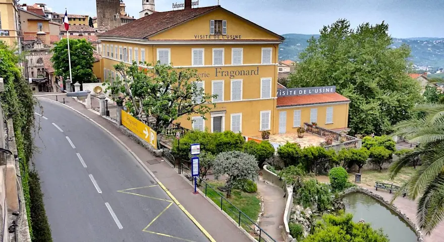 Visiter le vieux Grasse, la parfumerie Fragonard et son jardin verdoyant.