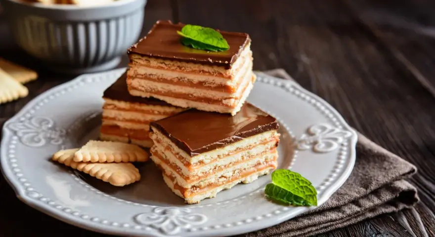 Pastelitos de galleta con dulce de leche y chocolate, un postre casero que recuerda a la abuela en España.