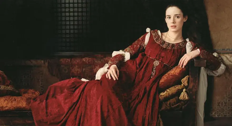 Juana la Loca, vestida de rojo, reflexiona sobre cuántos hijos tuvo.