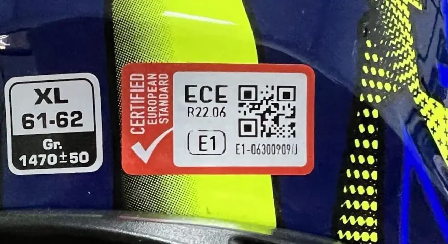 Etichetta ECE R22.06 su casco: ecco come capire se un casco è omologato. Indica certificazione europea e peso.