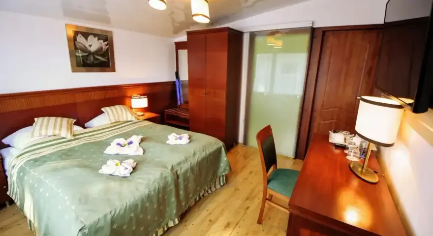 Przytulny pokój hotelowy z dużym łóżkiem. Zastanawiasz się, czy można wynająć pokój w hotelu nie mając 18 lat?
