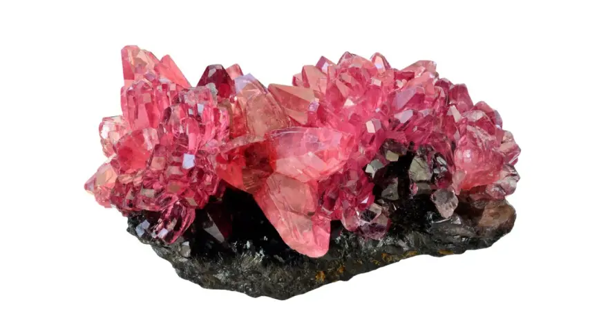 Cristalli di rodocrosite rosa brillante su matrice scura. Le sue proprietà sono note per stimolare amore e compassione.