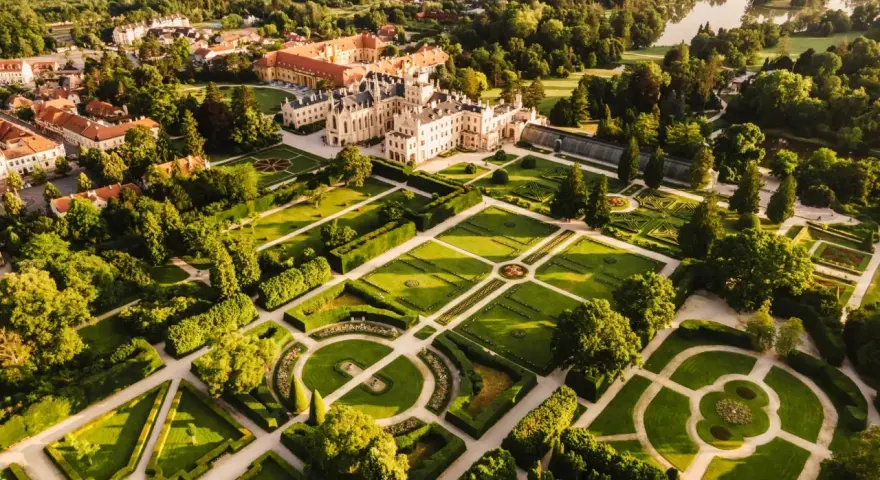 Zamek Lednice na Morawach w Czechach z rozległymi, geometrycznymi ogrodami.
