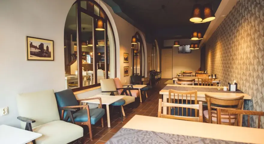 Przytulne wnętrze restauracji, idealne miejsce, gdzie zjeść w Chojnicach.