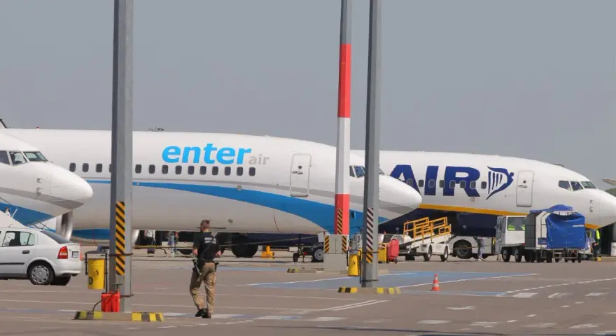 Samolot Enter Air na lotnisku. Zastanawiasz się, ile zarabia stewardessa Enter Air?