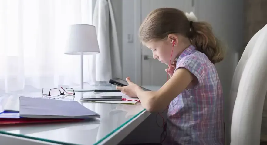 Jakie krzesło do biurka dla dzieci zapewni zdrową postawę i komfort?