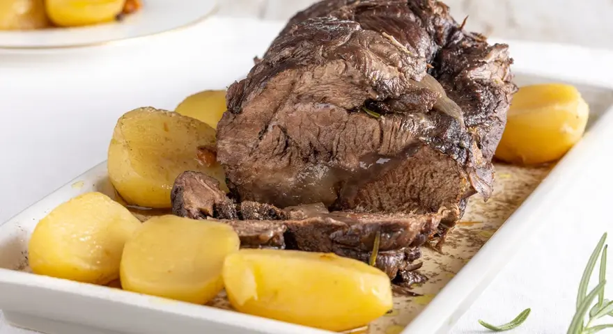 Un succulento brasato al barolo, tenero e saporito, servito con patate dorate.