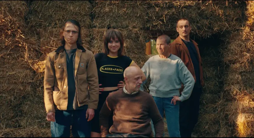 Pięcioro ludzi pozuje na tle sterty siana. To kadr z filmu na lekcję wychowawczą, który może zainspirować do dyskusji.