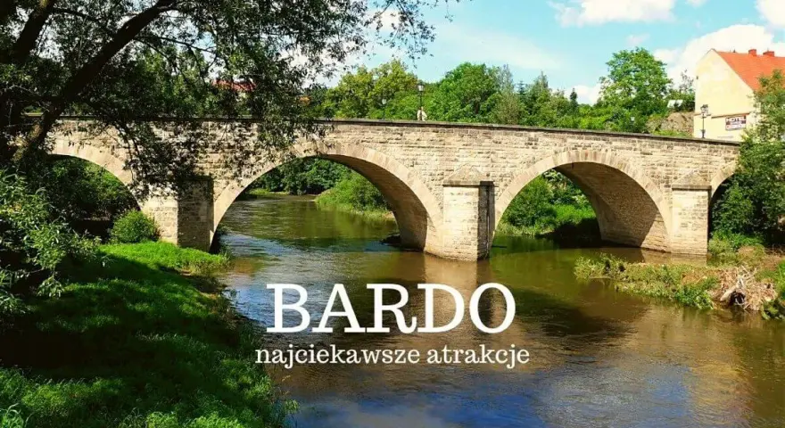 Kamienny most nad rzeką w Bardo, śląskie. Malownicze widoki i ciekawe atrakcje czekają na odkrycie.