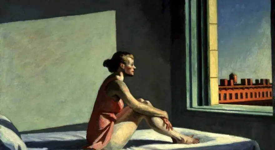 Une femme en robe rouge, assise sur un lit, contemple la ville par la fenêtre. Style de peinture Edward Hopper.