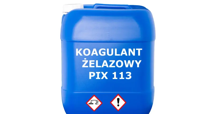 Niebieski kanister z białym napisem "KOAGULANT ŻELAZOWY PIX 113" i symbolami ostrzegawczymi.