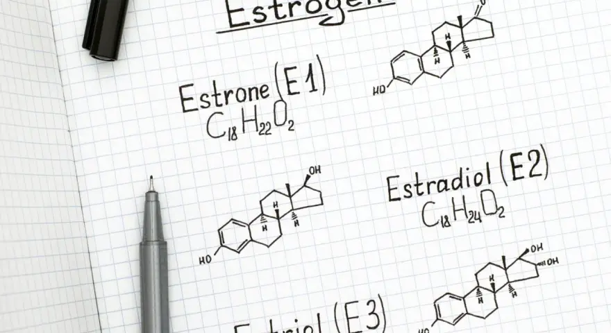 Struktury chemiczne estrogenów: estronu, estradiolu i estriolu. Notatki na kratkowanym papierze.
