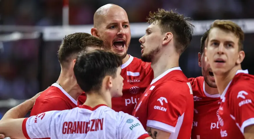 Byli siatkarze polscy w czerwonych strojach, w emocjonalnym geście jedności na boisku.