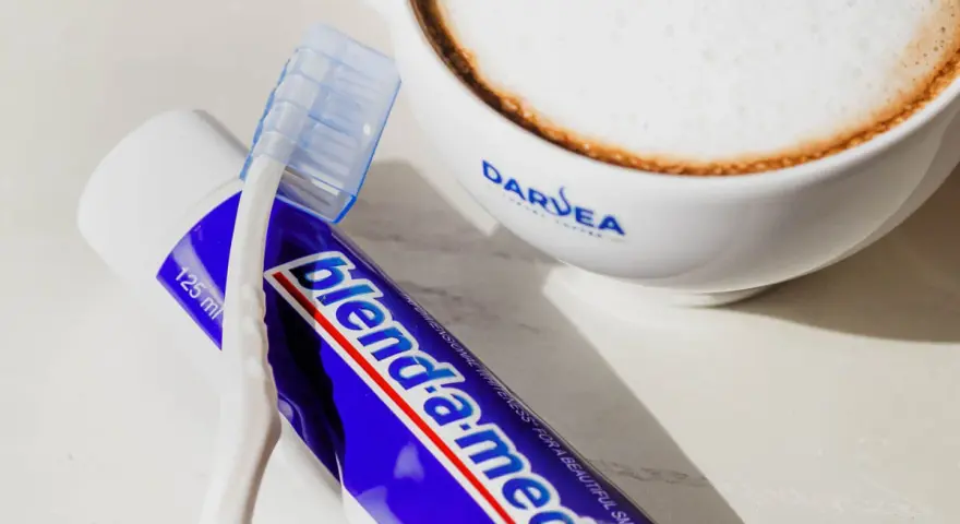 Kawa z pianką i pastą do zębów Blend-a-med. Pytanie brzmi: jaka kawa nie barwi zębów?