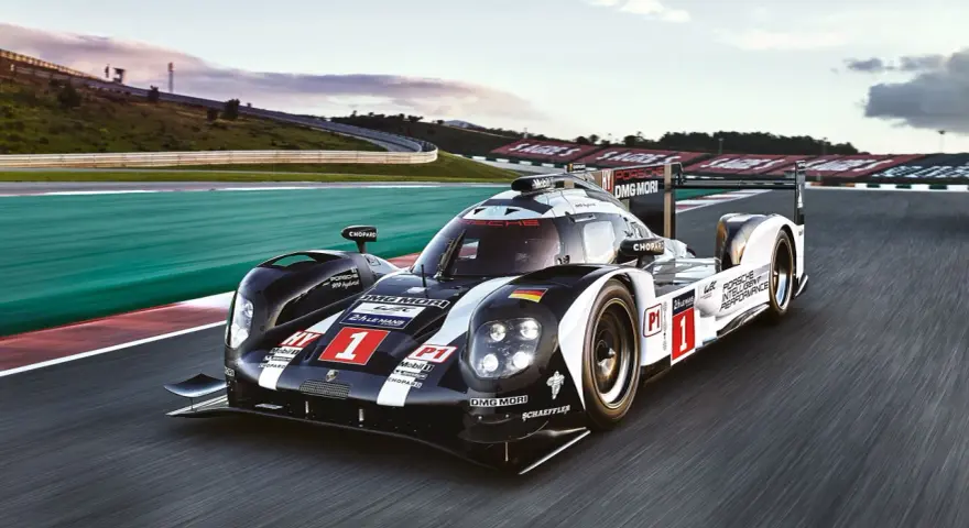 Porsche 919 hybrid z numerem 1 pędzi po torze wyścigowym.