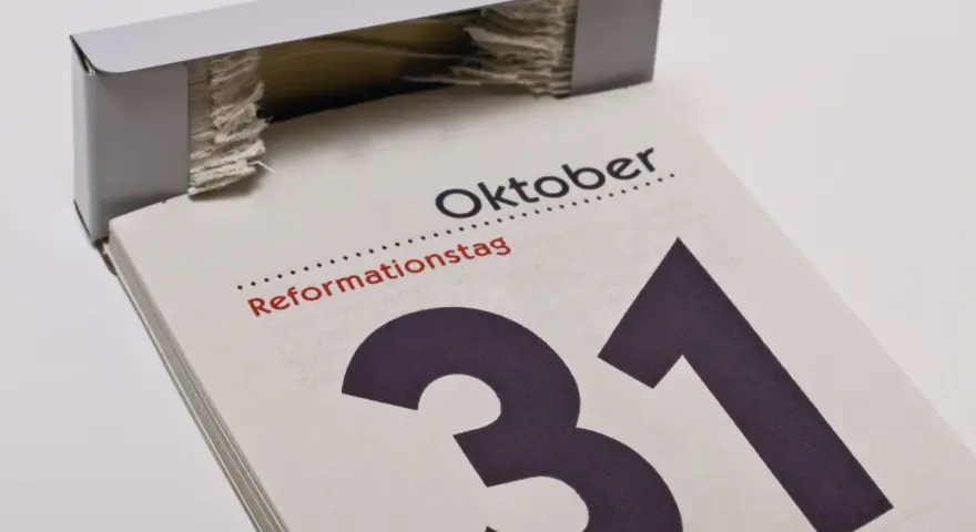 Kalenderblatt zeigt den Reformationstag am 31. Oktober. Ein Feiertag, der an die Anfänge der Reformation erinnert.