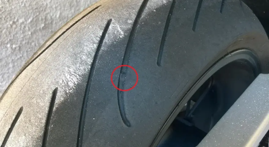 Gomma moto con segno di usura, un dettaglio che fa pensare: dopo quanti anni le gomme moto si induriscono?